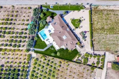 Grote villa met zwembad en palmbomen
