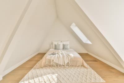 Witte slaapkamer met houten vloer