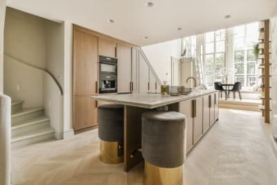 Keuken met hout en goude details