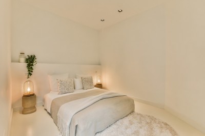 Lichte slaapkamer met natuurlijke slaap accessoires