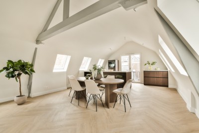 Lichte eetkamer met houten keuken