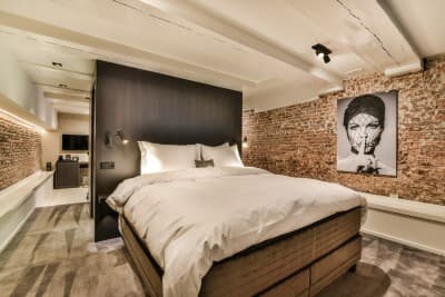 Moderne slaapkamer met schilderij