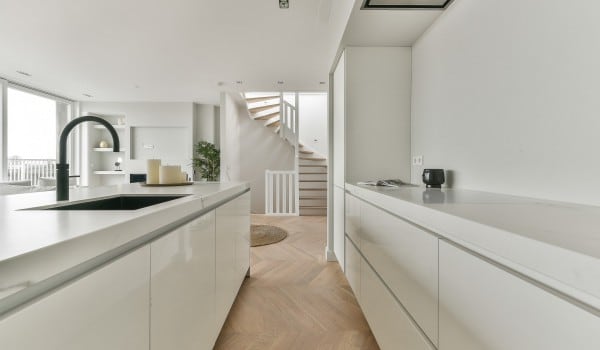 Moderne keuken met trap