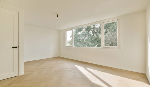 Lege slaapkamer met visgraatvloer