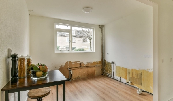 Woonkamer met schilderij en beige grote bank