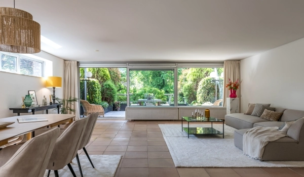 Woonkamer met tuin